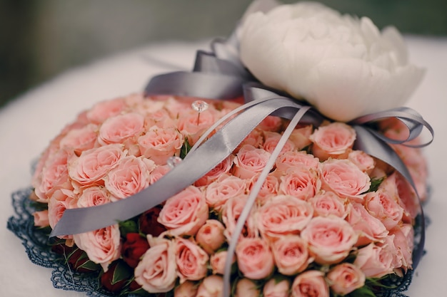 fleurs décoratives avec une broche