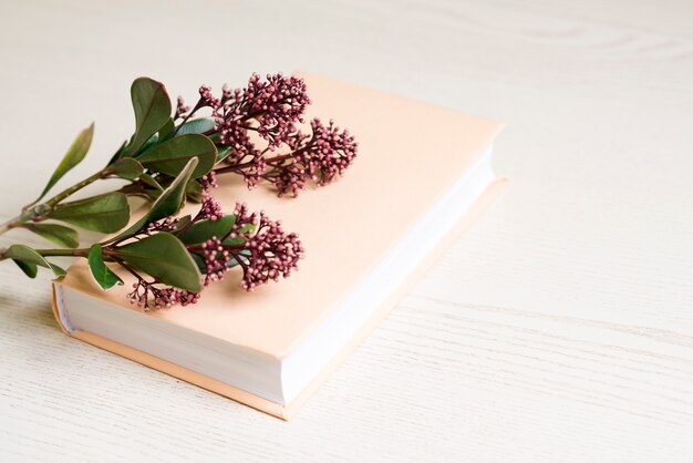 fleurs décoratives sur un livre