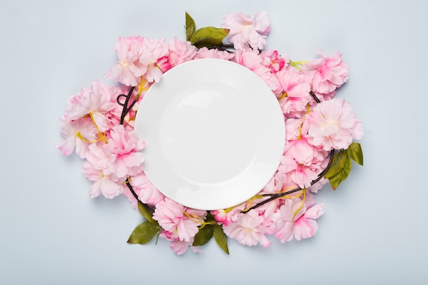 Fleurs de fleurs plates sur table