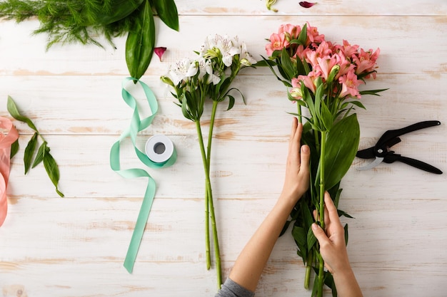 Fleurs sur fond de bois