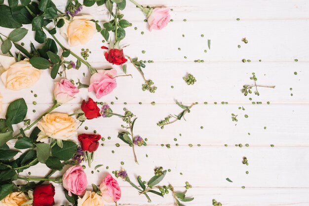 Fleurs sur fond en bois