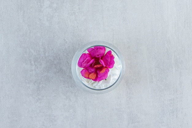 Fleurs fraîches dans un vase en verre, sur fond de marbre. photo de haute qualité