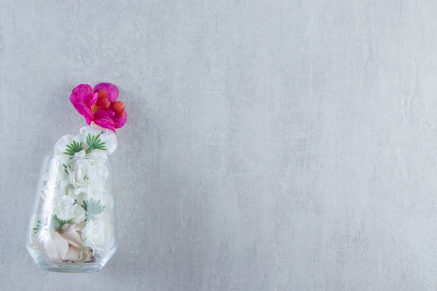 Fleurs fraîches dans un vase en verre, sur fond de marbre. photo de haute qualité