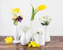 Photo gratuite fleurs fraîches dans des vases à bord