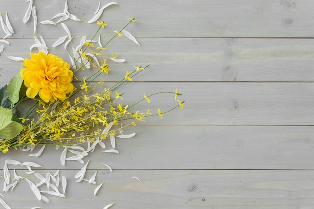 Photo gratuite fleurs jaunes sur un bureau en bois gris