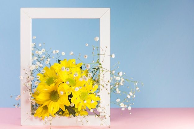 Photo gratuite fleurs jaunes dans le cadre