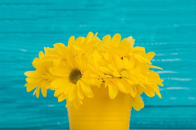 Fleurs jaunes avec fond en bois bleu