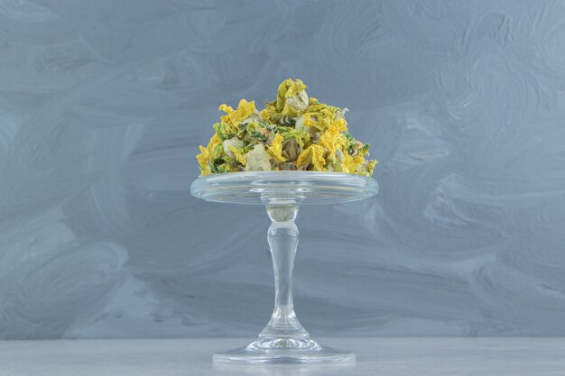 Fleurs jaunes naturelles sur plaque de verre.