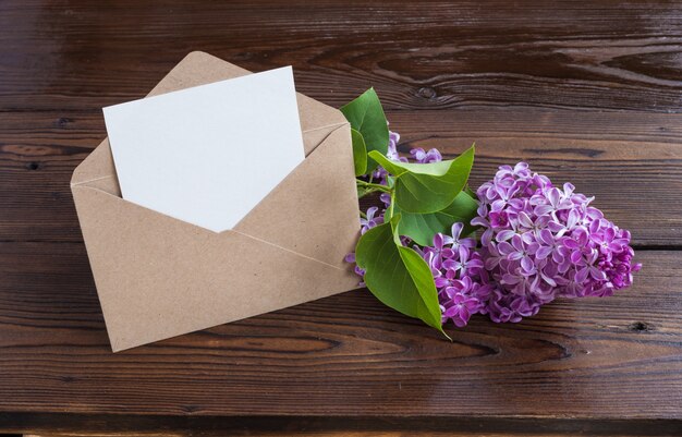 Fleurs lilas sur une table en bois.