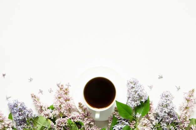 Fleurs lilas avec tasse de café. fleurs de printemps. vue de dessus, mise à plat, espace de copie.