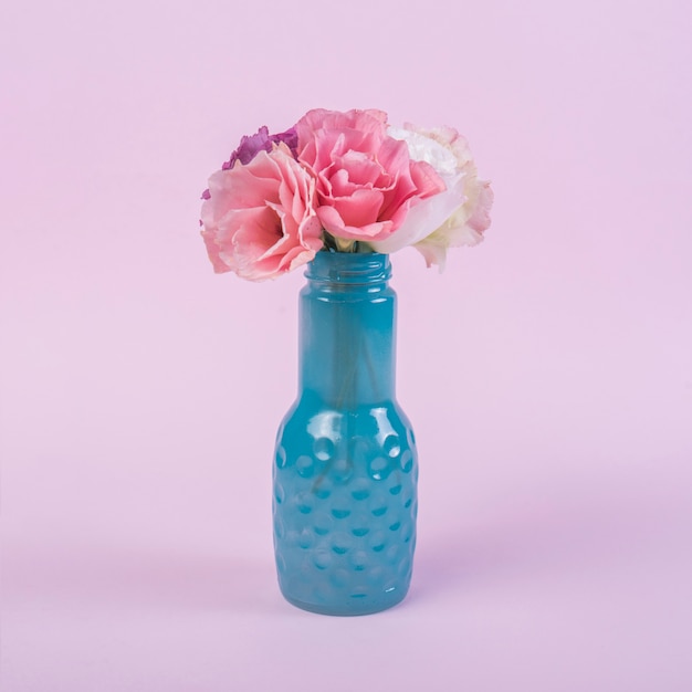 Fleurs lumineuses dans un vase sur la table