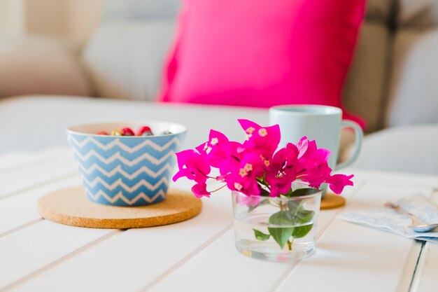 Fleurs lumineuses décorer la table du petit déjeuner