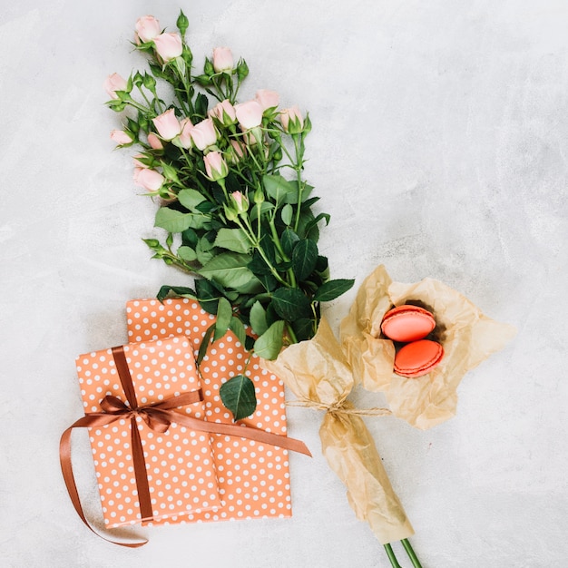 Photo gratuite fleurs et macarons près de cadeaux