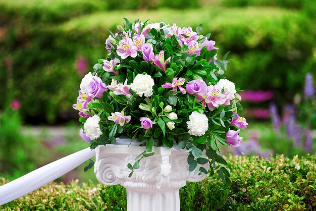 fleurs de mariage dans un parc verdoyant