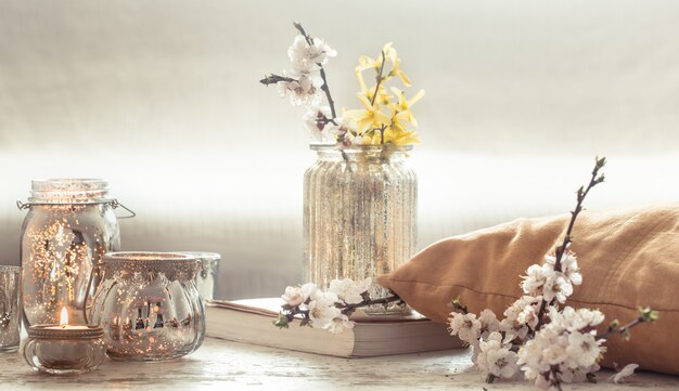 fleurs nature morte avec des objets décoratifs dans le salon