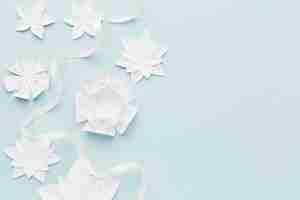 Photo gratuite fleurs en papier blanc sur table avec copie-espace