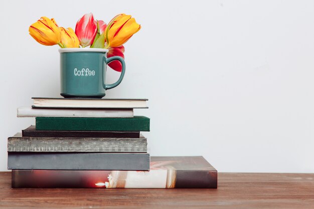 Fleurs sur une pile de livres