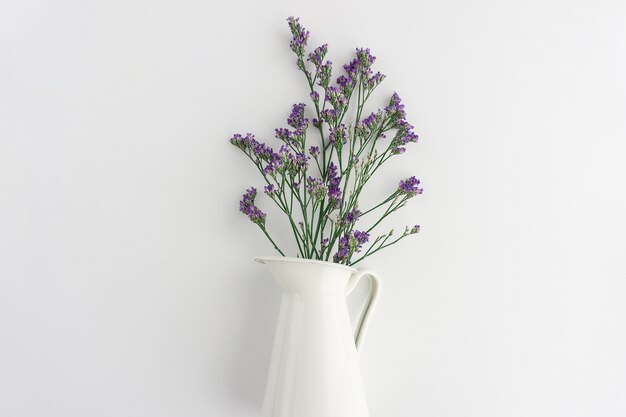 Fleurs pourpres sur vase blanc