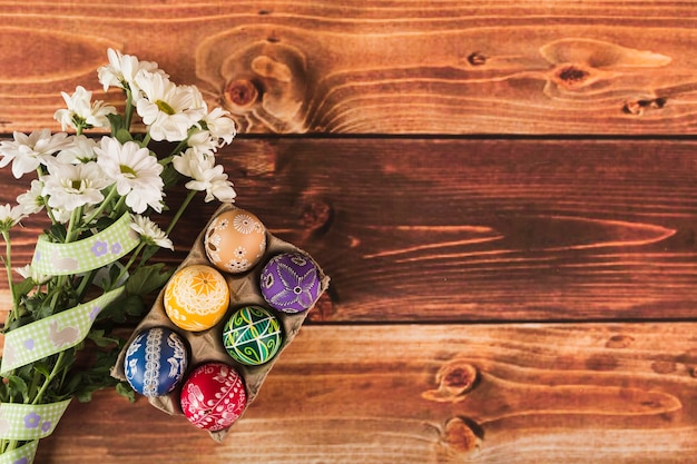 Fleurs près de carton avec des oeufs