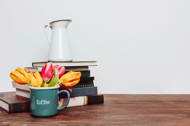 Photo gratuite fleurs près de livres et cruche