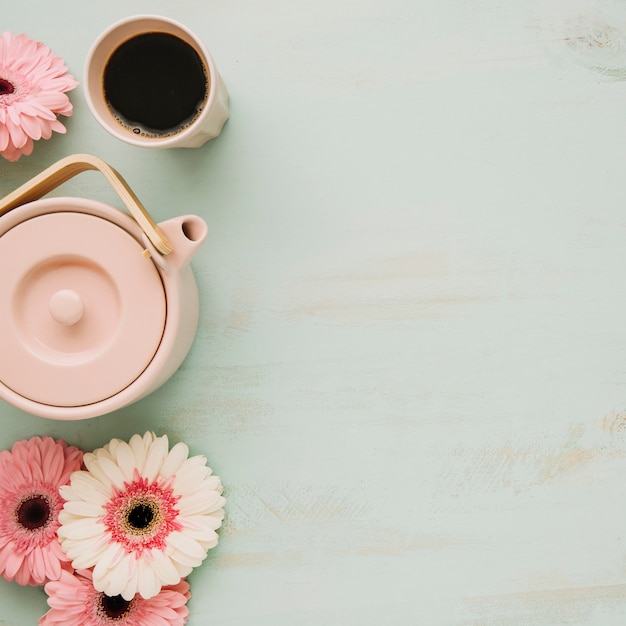 Fleurs près de la théière et des boissons