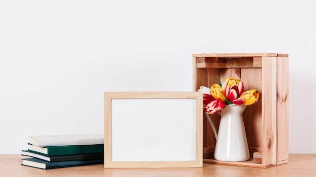 Photo gratuite fleurs romantiques sur le bureau avec cadre