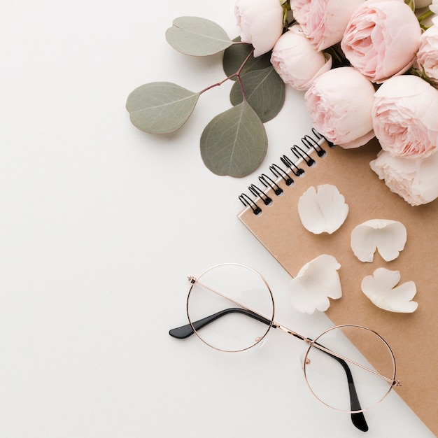 Fleurs roses avec arrangement de feuilles avec des lunettes haute vue