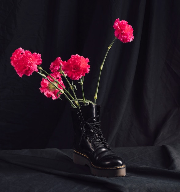 Fleurs roses en bottes foncées