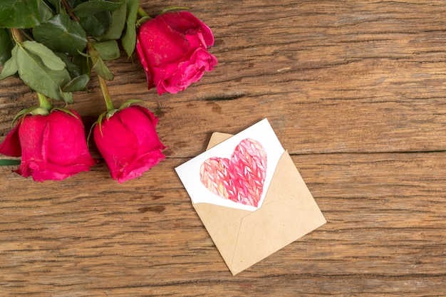 Fleurs roses avec coeur dessin en enveloppe