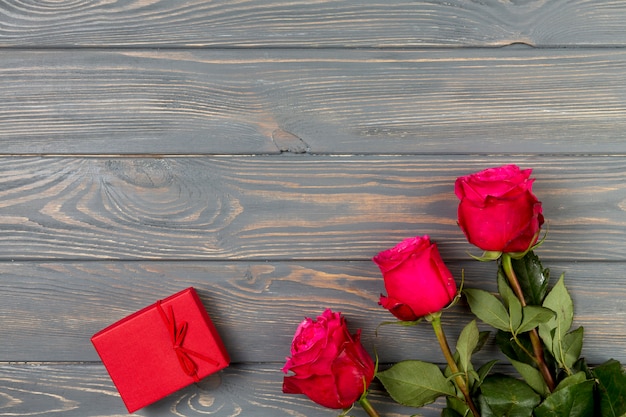 Fleurs roses roses avec boîte-cadeau