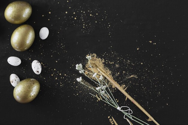 Fleurs séchées craquent oeufs de Pâques