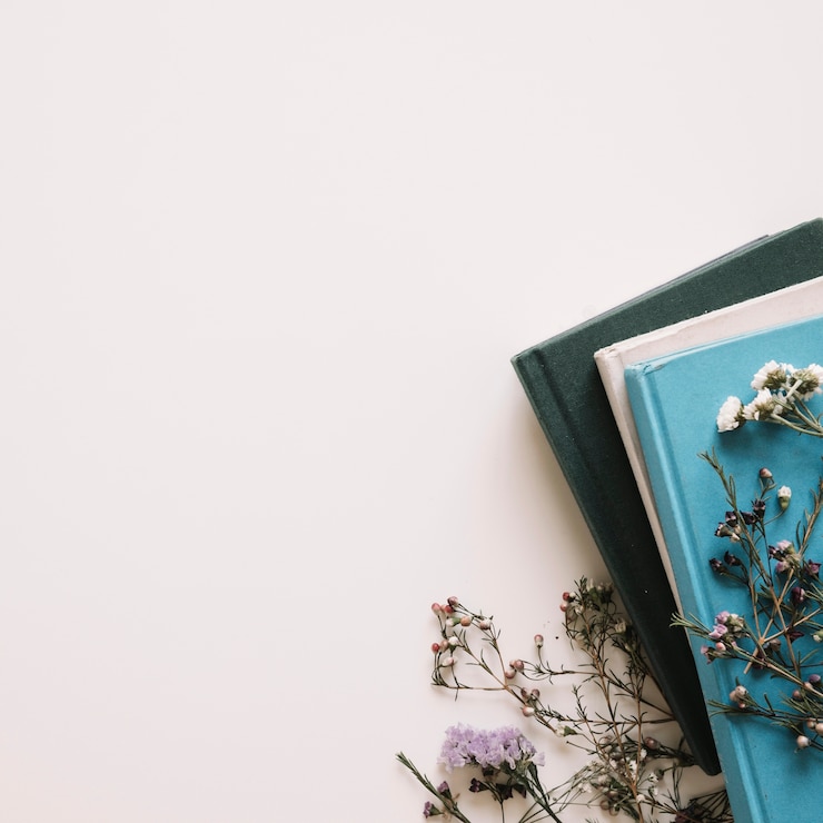 Photo gratuit fleurs séchées sur des livres