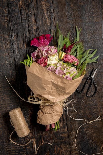 fleurs sur table en bois