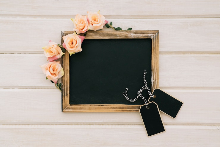 Photo gratuit fleurs, tableau noir et étiquettes