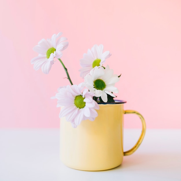 Fleurs en tasse jaune