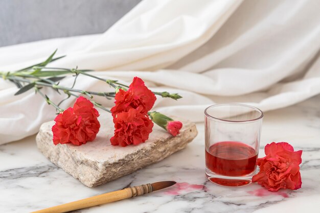 Fleurs avec verre à côté