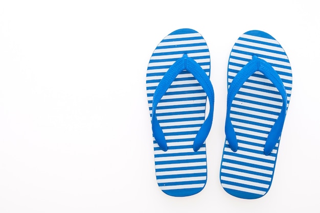 Flip flop isolé sur blanc