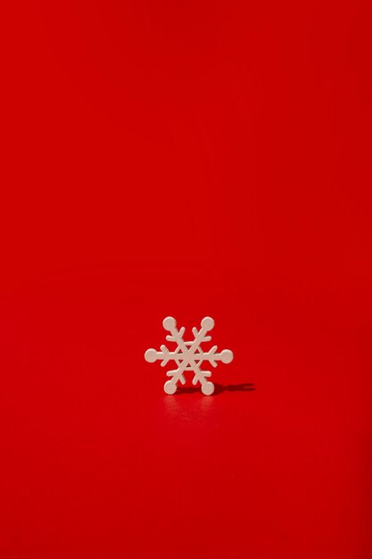 Flocon de neige en bois sur table rouge