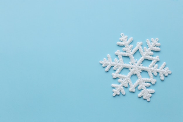 Flocon de neige sur la surface bleue