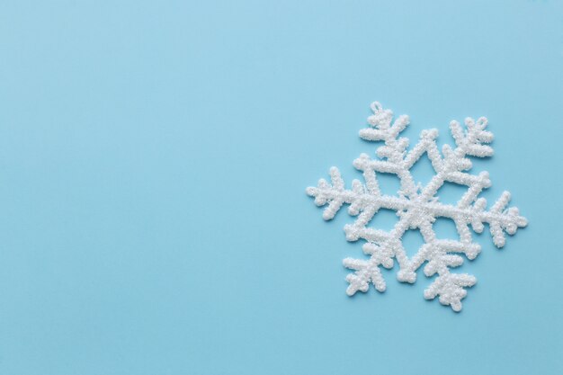 Flocon de neige sur la surface bleue