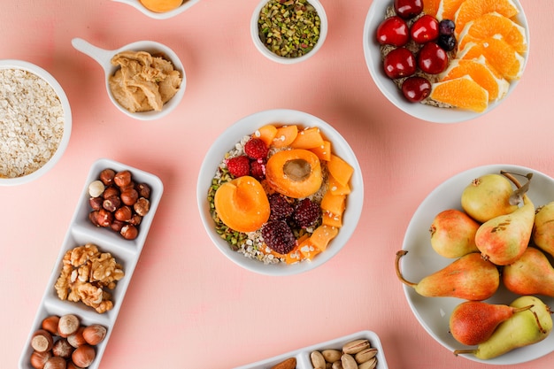 Flocons d'avoine avec fruits, noix, beurre d'arachide dans des bols