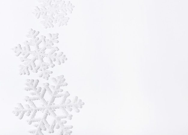 Photo gratuite flocons de neige sur une surface blanche