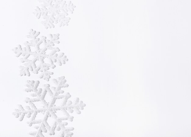 Flocons de neige sur une surface blanche