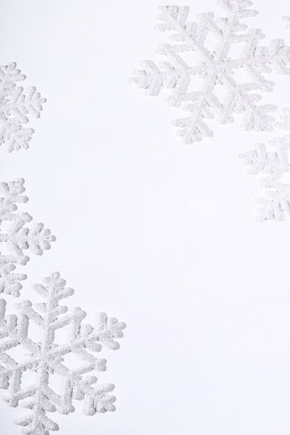 Flocons de neige sur une surface blanche