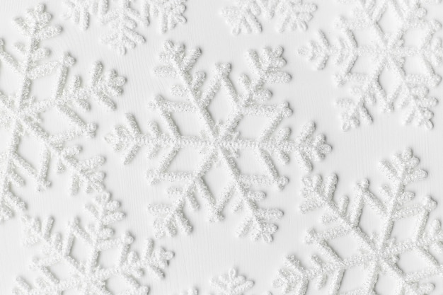 Flocons de neige sur une surface blanche