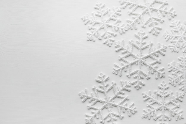 Flocons de neige sur une surface blanche