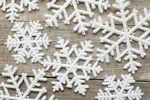 Photo gratuite flocons de neige sur table en bois