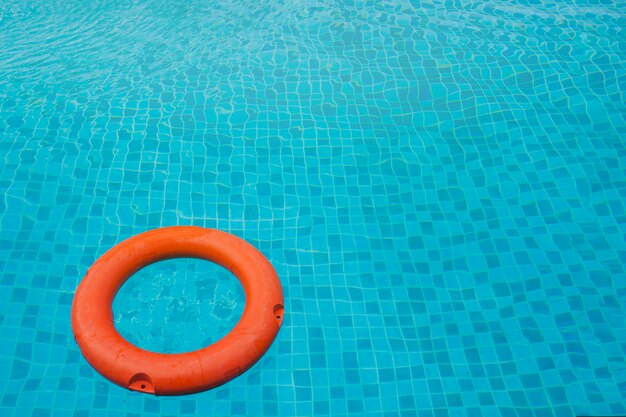 Flotter dans la piscine