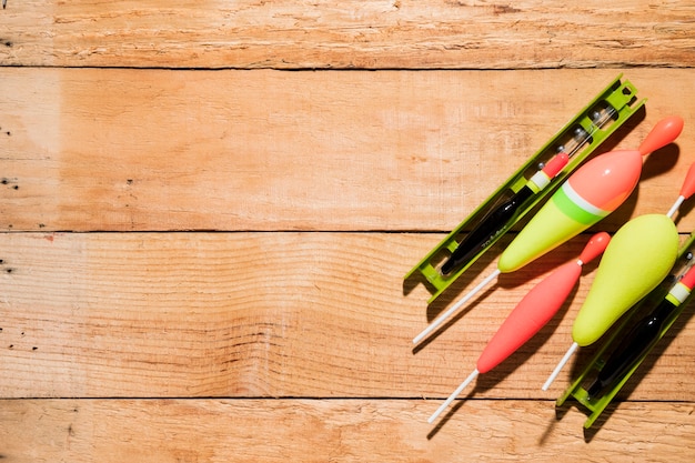 Flotteur de pêche et moulinet sur un bureau en bois