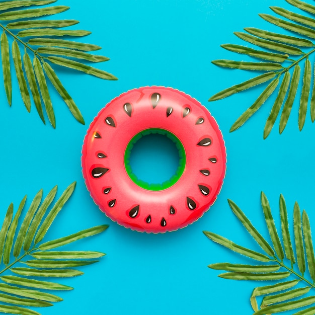 Flotteur De Piscine De Melon D'eau Avec Des Palmiers De Feuilles Tropicales